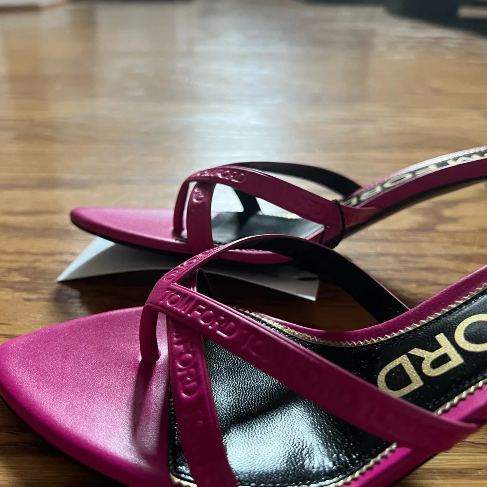 ๐SOLD๐TOM FORD EMBOSSED LEATHER LOGO THONG SANDAL In 37.5 - Picture 6 of 8